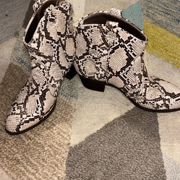 Snake print Western style booties Women's Sz 7 Style & Co White black grey - Picture 1 of 9